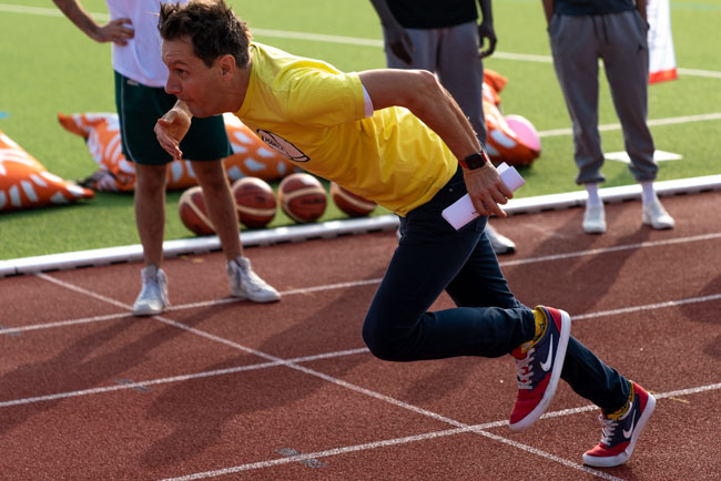 Foto: Moderator André Gatzke nimmt auf der Tartanbahn eine Startposition ein.